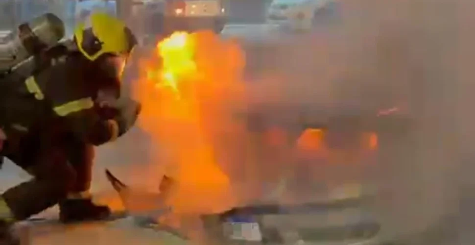 Incêndio atinge veículo e interdita avenida em Criciúma