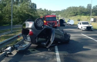 Motorista fica ferida após capotamento na Via Rápida, em Criciúma