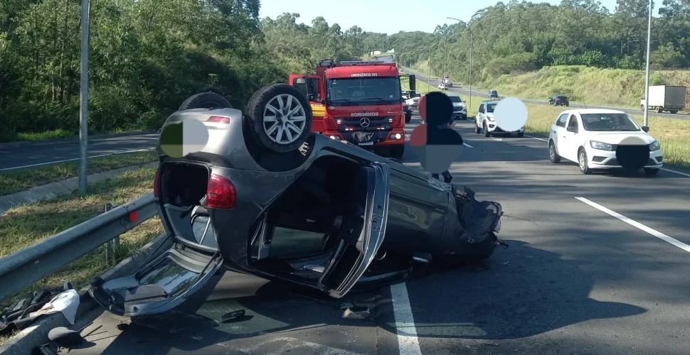 Motorista fica ferida após capotamento na Via Rápida, em Criciúma