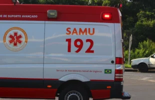 Engavetamento deixa motociclista ferido na avenida Luiz Lazzarin, em Criciúma