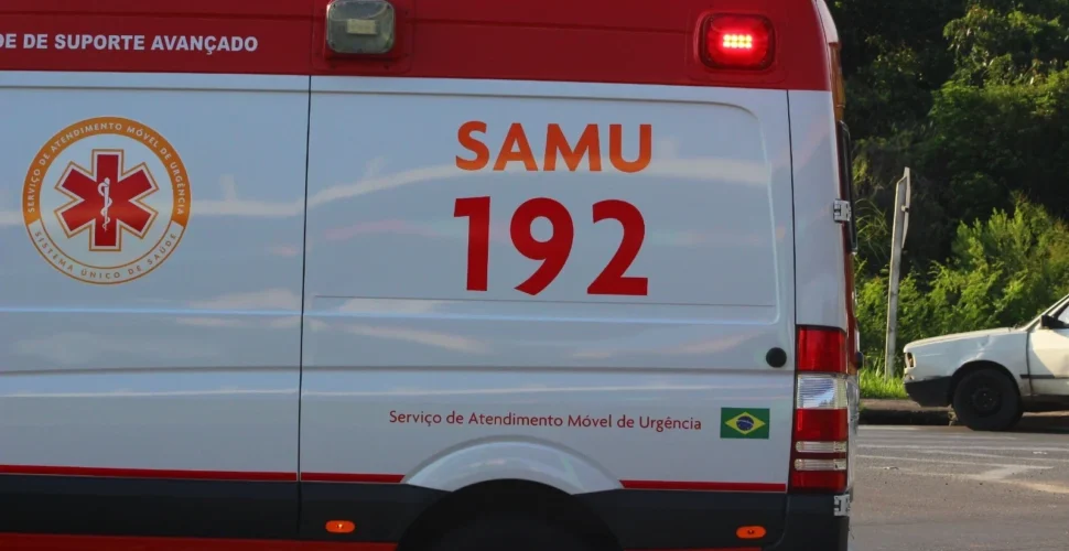 Engavetamento deixa motociclista ferido na avenida Luiz Lazzarin, em Criciúma