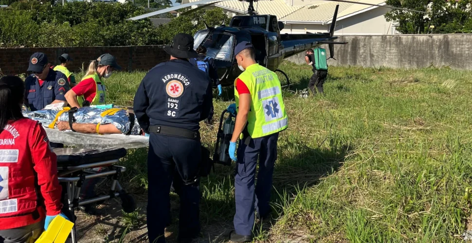 Idoso fica em estado grave após queda de oito metros em Içara