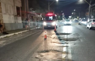 Colisão entre moto e carro deixa homem ferido no Centro de Jaguaruna