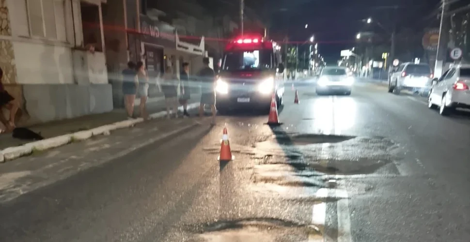 Colisão entre moto e carro deixa homem ferido no Centro de Jaguaruna