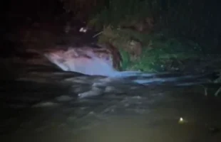 Casal é resgatado após carro ser arrastado por correnteza em Criciúma