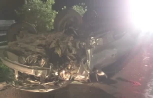 Carro capota na BR-101 e três pessoas são hospitalizadas em Criciúma