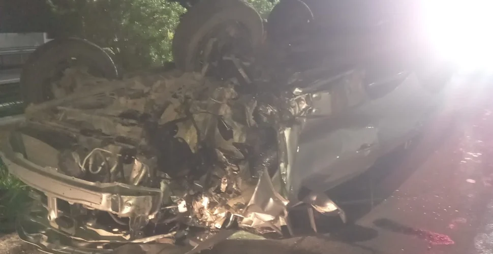 Carro capota na BR-101 e três pessoas são hospitalizadas em Criciúma