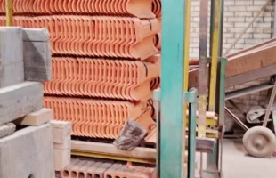 Trabalhador fica ferido após ficar prensado por máquina em Sangão