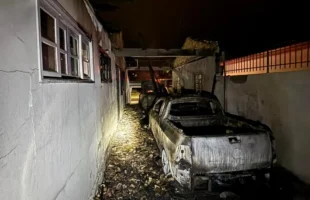 Incêndio destrói residência no Centro de Turvo; bombeiros salvam parte do imóvel