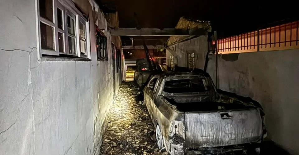 Incêndio destrói residência no Centro de Turvo; bombeiros salvam parte do imóvel