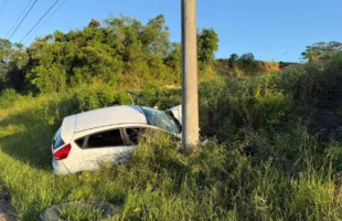 Motorista fica preso às ferragens após colisão entre dois carros em Criciúma
