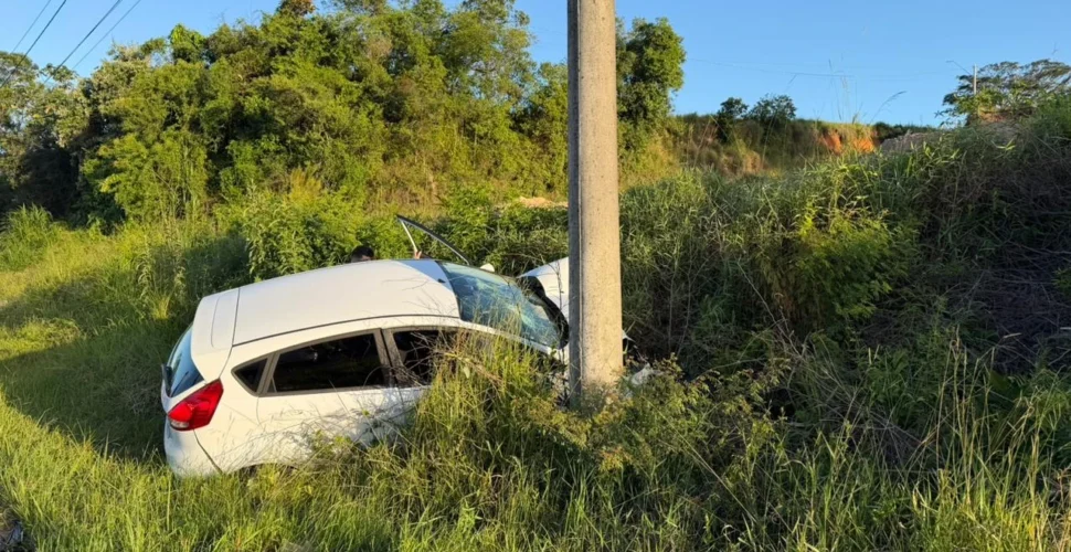 Motorista fica preso às ferragens após colisão entre dois carros em Criciúma