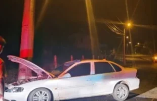 Motorista é preso por embriaguez após colidir contra postes em Forquilhinha