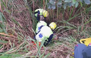 Motociclista fica ferido após colisão com caminhonete e cai em barranco em Braço do Norte