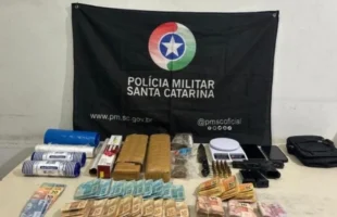 Quatro pessoas são detidas com arma, drogas e mais de R$ 22 mil em Balneário Gaivota