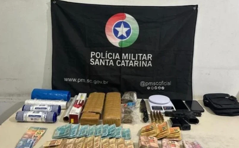 Quatro pessoas são detidas com arma, drogas e mais de R$ 22 mil em Balneário Gaivota