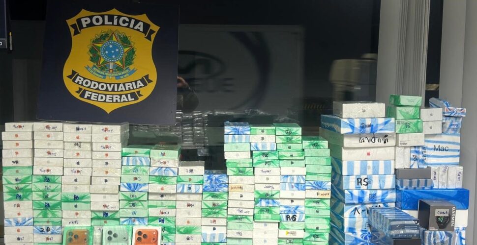 PRF apreende centenas de celulares e prende motorista após fuga na BR-101