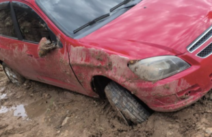 Carro sai da pista e capota em Lauro Müller