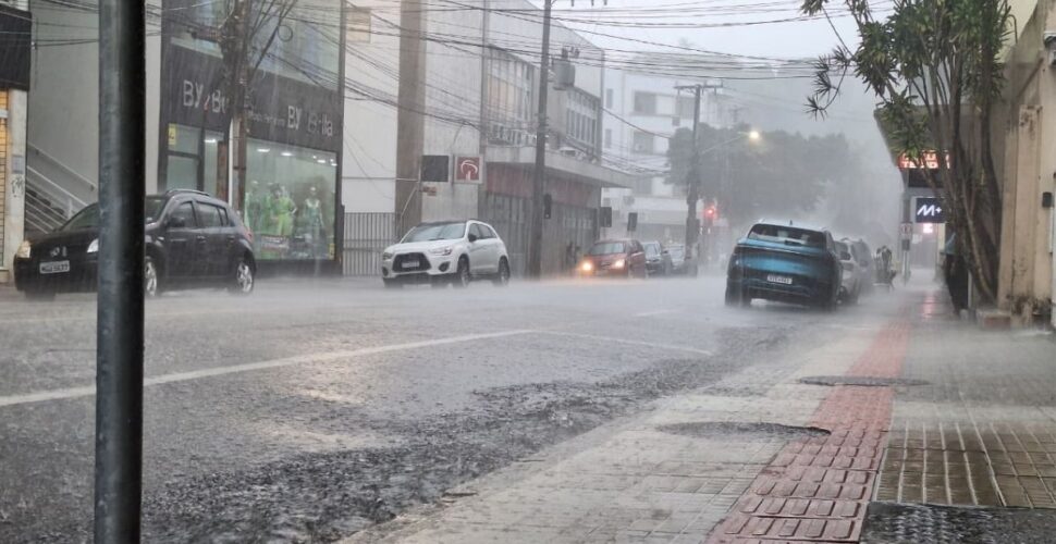Chuva intensa atinge cidades de SC e Defesa Civil alerta para risco de temporais