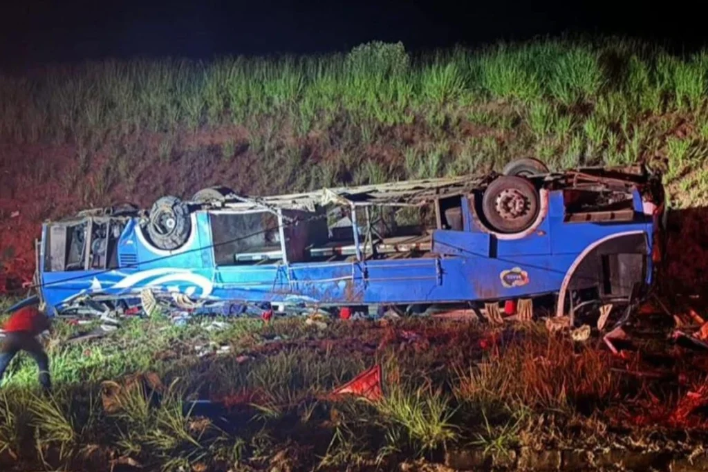 Acidente com ônibus de trabalhadores que seguiam para SC deixa seis mortos em SP