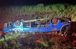 Acidente com ônibus de trabalhadores que seguiam para SC deixa seis mortos em SP