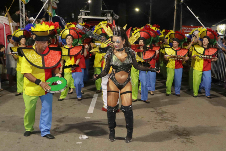 Laguna revive disputa de Carnaval após 13 anos com desfile histórico