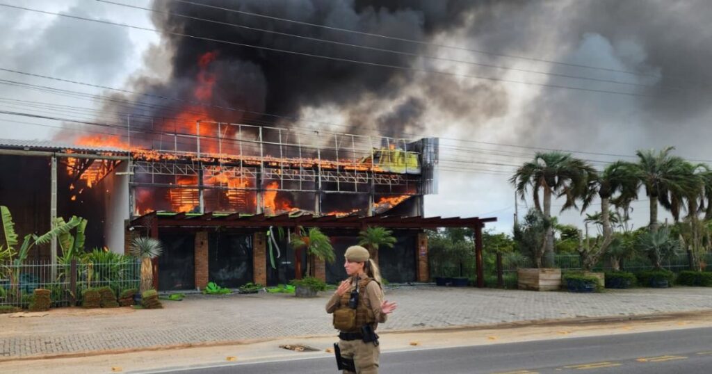 Garopaba tem loja de paisagismo destruída por grande incêndio