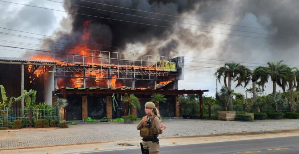 Garopaba tem loja de paisagismo destruída por grande incêndio