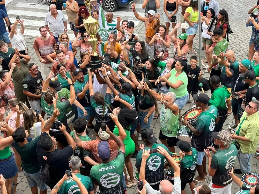 O grito de campeã depois de 13 anos de silêncio carnavalesco na Laguna