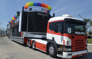 Carnaval 2026 de Laguna terá estreia do gigantesco Trio Avassalador