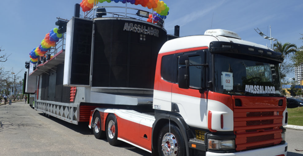 Carnaval 2026 de Laguna terá estreia do gigantesco Trio Avassalador