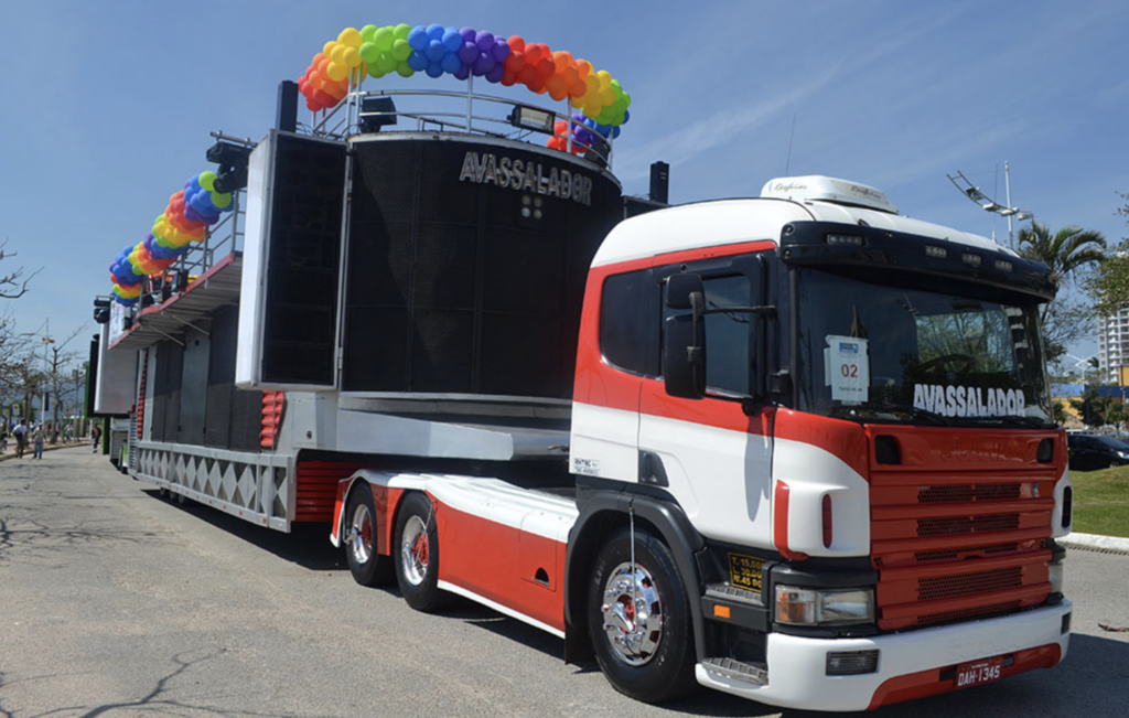 Carnaval 2026 de Laguna terá estreia do gigantesco Trio Avassalador
