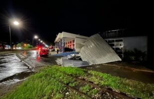 Vento arranca telhado da superintendência de trânsito de Criciúma