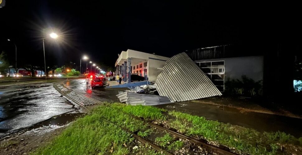 Vento arranca telhado da superintendência de trânsito de Criciúma
