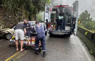 Homem embriagado bate carro contra paredão na Serra do Rio do Rastro e interdita SC-390