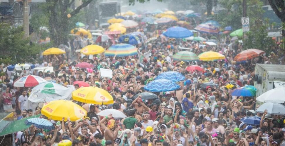 Domingo de carnaval em SC tem previsão de chuva, calor e risco de temporais