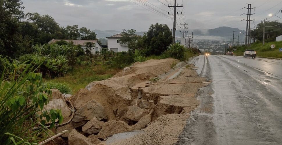 Chuva causa desmoronamento de acostamento na SC-108, em Orleans