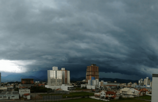 Chuva intensa e temporais voltam a atingir Santa Catarina nesta terça e quarta