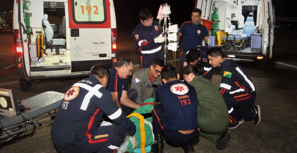 Tentativa de acender fogueira com gasolina termina em explosão e deixa homem com 90% do corpo queimado em Imbituba