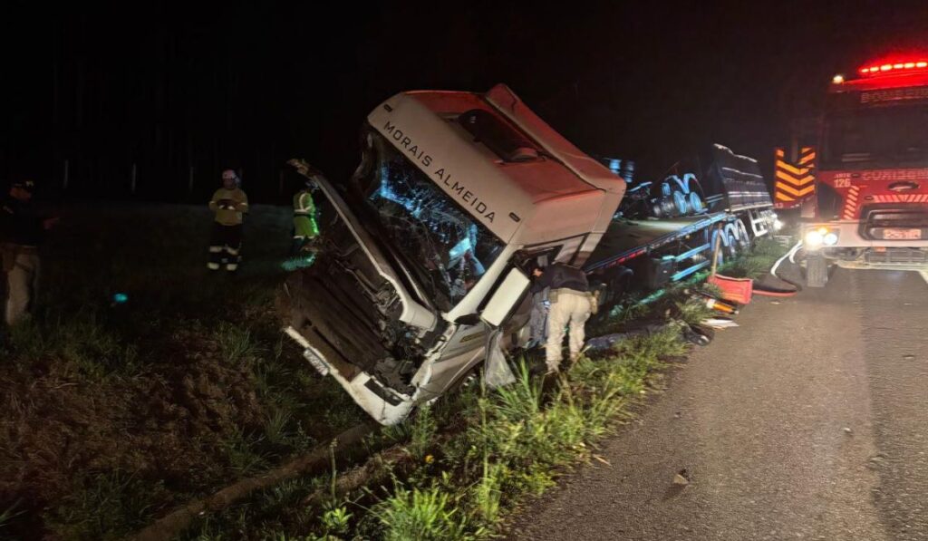 Caminhoneiro de 54 anos morre após sair da pista na BR-116 em Santa Catarina