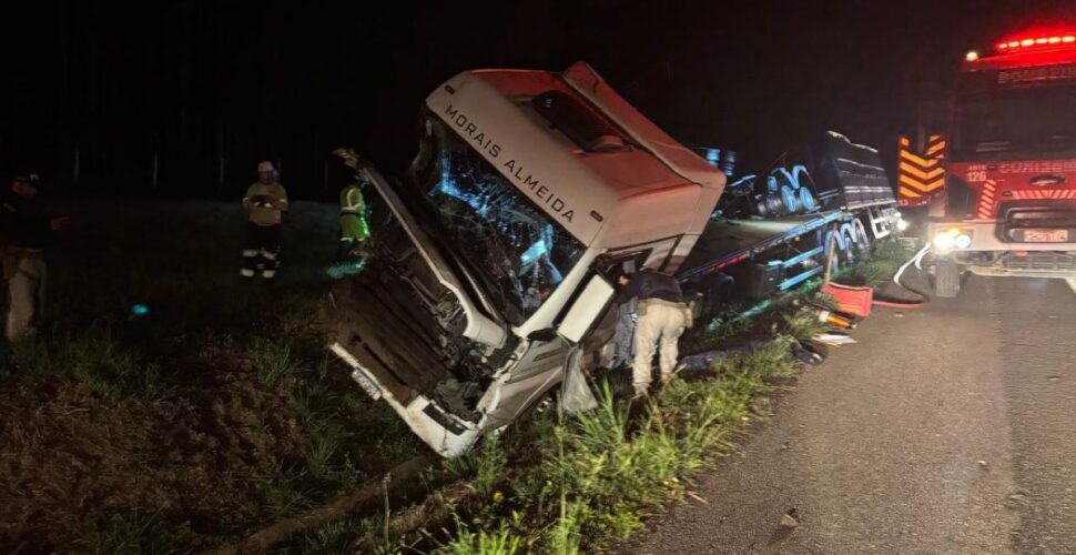 Caminhoneiro de 54 anos morre após sair da pista na BR-116 em Santa Catarina