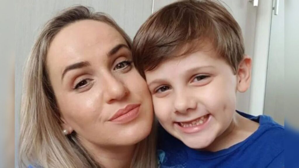 Menino com autismo severo fala nove idiomas aos sete anos em SC