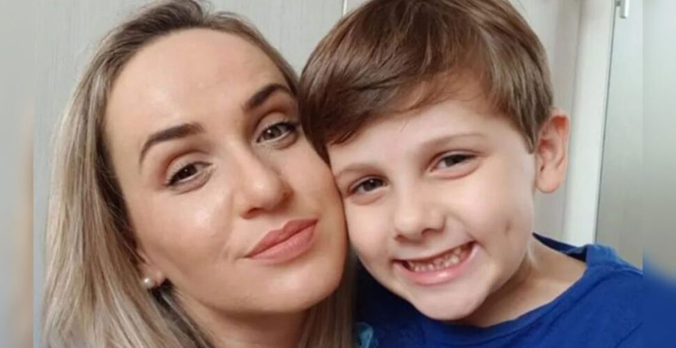 Menino com autismo severo fala nove idiomas aos sete anos em SC