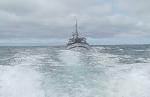 Barco com cinco tripulantes é escoltado após “fazer água” no litoral de Laguna
