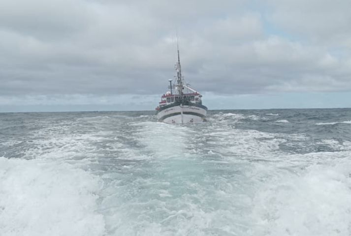 Barco com cinco tripulantes é escoltado após “fazer água” no litoral de Laguna