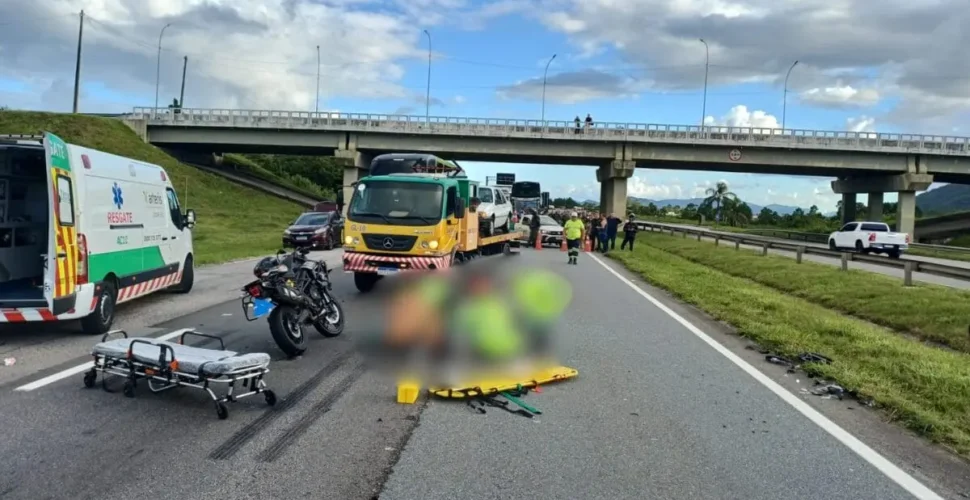 Acidente grave na BR-101 deixa motociclista ferido e causa filas quilométricas