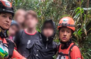 Jovens são resgatados após se perderem em montanha de mais de mil metros em Joinville
