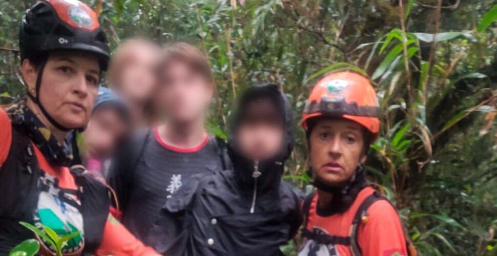 Jovens são resgatados após se perderem em montanha de mais de mil metros em Joinville