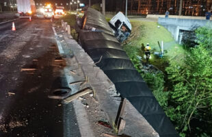 Caminhão sai da pista, cai de ponte e mobiliza bombeiros na BR-101