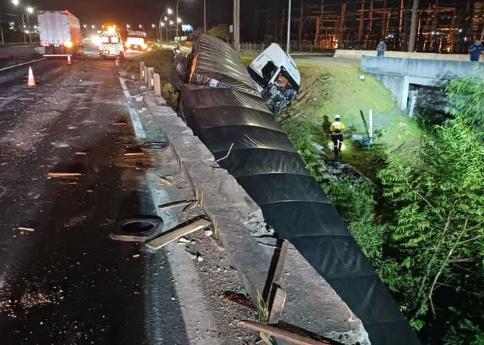 Caminhão sai da pista, cai de ponte e mobiliza bombeiros na BR-101